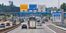 La truffa del pedaggio dell’autostrada: “Risulta un ticket non saldato”, ma è un sms trappola