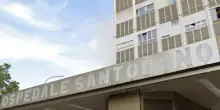 Bimbo di 9 mesi ricoverato con fratture a testa, femore e collo. Gravissimo, indagini in corso