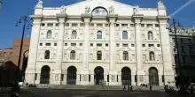 Borsa: Milano allunga il passo (+1,23%) con Intesa in luce
