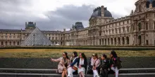 Louvre, la banda dei gioielli lascia indizi in tutta Parigi: dalle Pantere rosa all’infiltrato, le piste sul colpo al museo