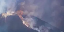 Erutta l’Etna, cede parte del cratere. Nube di fumo alta chilometri