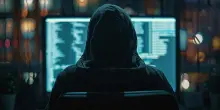 Il malware che ti fotografa quando navighi sui siti hard. Quando l’hacker diventa ricattatore