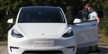 Tesla avvia l’era dei robotaxi: ad Austin primo test su strada. Quali sono vantaggi e limiti
