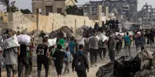Gaza, 'raid israeliani vicino a 2 centri aiuti, 26 morti