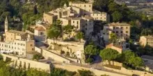 Gioielli sospesi tra mare e collina