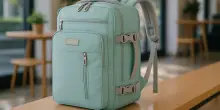 Lo zaino perfetto per chi viaggia spesso con Ryanair (e non solo): costa poco, è versatile e capiente