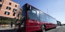 “Negro di m...”. Poi calci e pugni. Blitz razzista su un bus di Roma centro