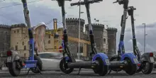 Nuove norme sui monopattini elettrici: obbligo casco e circolazione limitata