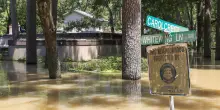 Alluvione in Texas, straripa un fiume e invade i campi scout: 6 morti e centinaia di dispersi. “Scomparsi diversi bambini”