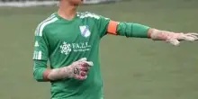 Papà entra in campo e picchia il portiere 13enne della squadra avversaria: follia nel Torinese