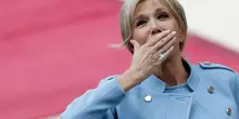 "Brigitte Macron è un uomo”, in 10 a processo per la fake news più virale del mondo. Chi sono e cosa rischiano