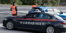 Rapina al distributore di Ardea: benzinaio ucciso a coltellate. Si cercano 2 uomini fuggiti in moto