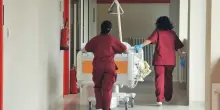 Napoli, sedata e legata al letto perché infastidiva i pazienti: morta per attacco cardiaco