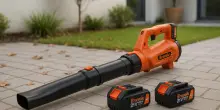 Basta foglie e detriti in giardino e sui vialetti con il soffiatore a batteria in offerta su Amazon