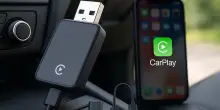 Usa CarPlay e rendi smart la tua auto con questo adattatore per iPhone, oggi in offerta (-40%)
