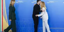 Meloni accoglie i leader, l'abbraccio con Zelensky