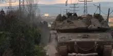 Veicoli militari israeliani avanzano a Deir el-Balah nella Striscia di Gaza