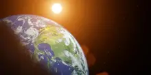 Oggi la Terra è alla massima distanza dal Sole. E allora perché fa così caldo? La chiave è nell’inclinazione dell’asse terrestre