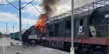 La Russia bombarda treni civili. Altri droni sorvolano Monaco