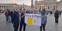 La pace conquista i fedeli. Speranza per le parole di Leone XIV. I negozianti: “I gadget fra due giorni”