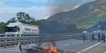 Guerriglia in Val di Susa. No Tav, pietre sulla polizia. La premier: li puniremo