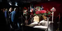 Riaperta camera ardente per Baudo, arrivati figlia e Amadeus