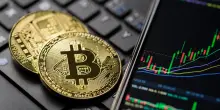 Dietro il crollo dei Bitcoin una combo micidiale. Come possiamo leggere il momento nero delle crypto