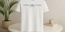 L'iconica t-shirt Tommy Hilfinger in formato ragazzo: risparmia subito il 20%