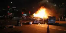 Polizia di Los Angeles sotto attacco durante proteste anti-immigrazione