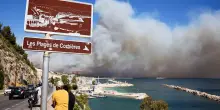 Spaventoso incendio a Marsiglia, fiamme vicino alle case: chiuso l’aeroporto e bloccati i treni. Ospedale senza elettricità