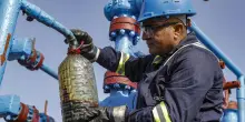 Prezzi del petrolio in calo in Asia dopo l'aumento della produzione Opec+