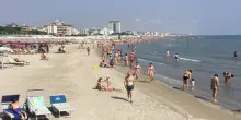 Tragedia a Pinarella di Cervia: donna travolta e uccisa da ruspa in spiaggia