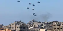 Lanci di aiuti a Gaza: un infermiere ucciso da un pacco di cibo. Pesava una tonnellata
