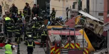 Strage a Lisbona. Si schianta la funicolare. Almeno quindici morti