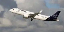 Copilota sviene mentre l'altro è in bagno: aereo Lufthansa vola 10 minuti senza nessuno ai comandi