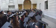 In Italia si laureano (quasi) solo i figli dei laureati e appena 1 matricola su 3 non va fuoricorso