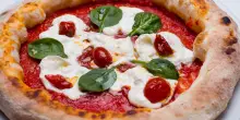 Due turiste francesi vanno via da una pizzeria senza pagare. Ritrovate grazie a Facebook