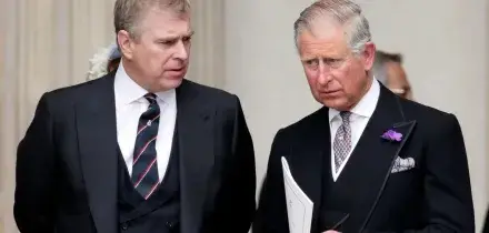 Re Carlo III revoca il titolo al principe Andrea: addio a Royal Lodge e Altezza Reale