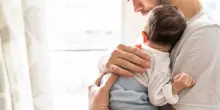 Inps, un mese in più di congedo parentale pagato all'80%: da due diventano tre