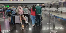 Il ministro Urso: "Ho accompagnato mia moglie a Fiumicino, mi rammarico se disagio per altri"