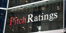 Fitch declassa la Francia. "L'instabilità politica rallenta il risanamento"