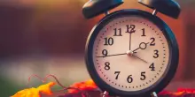 Torna l'ora solare, lancette dell'orologio indietro: ecco quando ci sarà il cambio