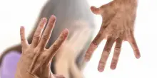 Violenza sessuale di gruppo su due turiste, arrestati tre giovani nel Catanese