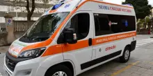 Centrato e ucciso da un'auto pirata mentre spingeva la moto in panne: morto vicesindaco sardo