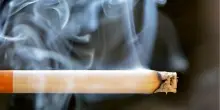 Francia: vietato fumare sulle spiagge e nei parchi: "Dove ci sono bambini il tabacco deve sparire"