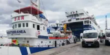 L'accusa: hanno favorito l'immigrazione clandestina. L'equipaggio della Mare Jonio va a processo