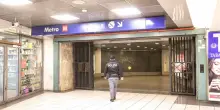 Ragazzo di 19 anni accoltellato all’uscita della metropolitana a Roma: è grave