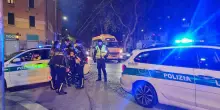In fuga dalla polizia si schianta: muore 21enne. Sequestrati i mezzi, probabile autopsia