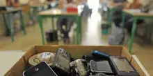 Scuola, cellulari in classe: giusto vietarli per il 76% degli italiani. I timori sull'AI