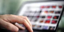 Si scambiavano foto e video pedopornografici, anche violenti. 22 soggetti coinvolti, 5 arresti